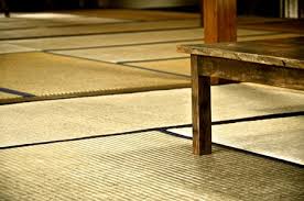 Somit sind die standard quality matten die preiswertere alternative. Hergestellt Aus Reisstroh Sind Die Typischen Tatami Matten Bodenbelag Fur Traditionelle Japanische Hauser Und Tempel Dieses Bild Zeigt Drei Nebeneinander Liegenden Matten Lizenzfreie Fotos Bilder Und Stock Fotografie Image 12129203