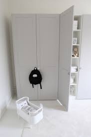 Sich sorglos und unbeschwert dem spielen hinzugeben, gelingt nirgends so gut wie im eigenen kinderzimmer. Nach Dem Kleiderschrank Von A S Helsingo Und Ikea Wurde Der Erste Blick In Das Kinderzimmer Ge Kleiderschrank Kinderzimmer Kinder Zimmer Garderobe Kinderzimmer