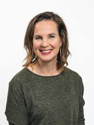 Doch die gaines geben nicht so schnell auf und stellen ihnen drei häuser vor: Genny Davis Waco Realtor