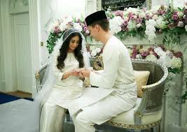 Free postage dalam malaysia sabah dan sarawak. The Baju Kurung Worn By The Johor Princess On Her Wedding Day Was Woven By Prisoners