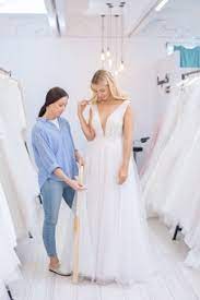 Check out our hochzeitskleid selection for the very best in unique or custom, handmade pieces from our dresses shops. Positive Blonde Braut Die Hochzeitskleid Fur Die Anpassung Mit Berater Im Geschaft Wahlt Premium Foto
