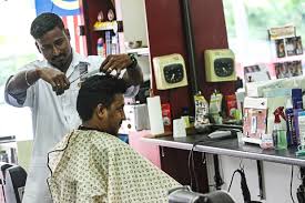 Rawatan yang special dalam salon ini ialah rawatan akar rambut dengan madu. Pengusaha Kedai Gunting Rambut Rayu Kerajaan Benar Mereka Beroperasi