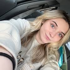 Caroline Davis's Instagram, Twitter & Facebook