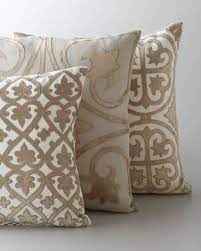 Ordina direttamente online o ritira in negozio. Ivory Taupe Venice Collection Pillows Cuscini Decorativi Tessuto Cuscino Cuscini