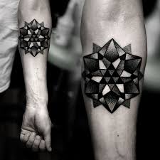 To three identical drawings you just add several straight lines and shading and get as a result amazing geometric mandala tattoo by dylan kwok. Stunning Geometric Mandala Tattoo Kickass Things