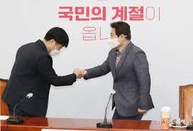 4·7 서울시장 보궐선거 야권 후보 단일화를 위한 여론조사를 앞두고 안철수 국민의당 후보가 '내곡동 땅 투기' 의혹을 거론하고 나선 가운데 오세훈 국민의힘 후보(사진)는 22일 단일화를 앞두고 도리가. Ulv Cpnkenyklm