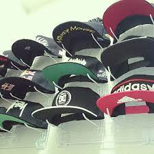 省スペースで見栄えも 壁を使った帽子の収納アイデア 収納 アイデア キャップ 収納 インテリア 収納