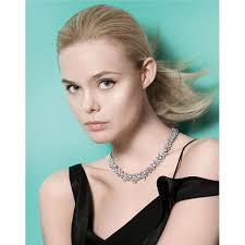 Elle Fanning in neuer Holiday-Kampagne von Tiffany & Co.