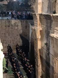 صورة اعداد كبيرة من المصليين يؤدون الصلاة امام مصلى باب الرحمة بالمسجد الأقصى المبارك باب الرحمة لبيك يا أقصى photo painting road