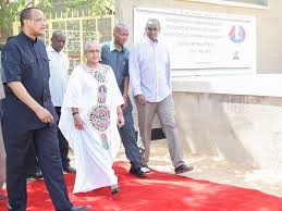 Kenyatta a encouragé les patients à lutter contre le cancer en effectuant un dépistage précoce du cancer du sein. Little Known Kenyan Designer Who Dresses Margaret Kenyatta And All First Ladies Daily Active