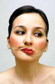 I Care a Lot,jóias de intervenção