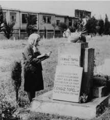 Cengiz topel, aslen trabzonluydu ve babasının görevli olduğu i̇zmit'te 2 eylül 1934 tarihinde dünyaya geldi. Sehit Pilot Yuzbasi Cengiz Topel Kimdir Defenceturk