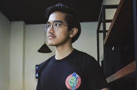 Kisah wanita usir pria di bandara, ternyata anak kaesang anak presiden jokowi (tiktok/indahpermata0402). Heboh Kaesang Pangarep Minta Jokowi Mundur Tapi Matamata Com