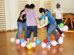 Aquí os dejamos una selección de juegos tradicionales al aire libre para un día soleado. Juegos Divertidos Con Globos Juegos Divertidos Para Fiestas Juegos De Globos Juegos Para Familias
