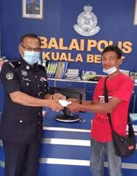 Serangan komunis ke atas balai polis bukit kepong, johor, pada 23 februari 1950 merupakan satu sejarah hitam yang dikenang dan diberikan publisiti meluas sebagai satu sejarah kepahlawanan anggota polis dalam menjaga keamanan dan keselamatan negara. Tahniah Hero Kuala Besut Awie Dapat Surat Penghargaan Polis Kitareporters Semua Boleh Jadi Reporter