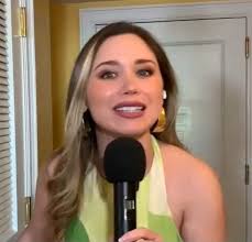 ¡Estamos en vivo desde Miami con la previa de los Martín Fierro Latino! 🤩,  #HayQueDecirlo13 🤩 De lunes a viernes desde las 17hrs 💖por las pantallas  de #Canal13 y #13Go 📲📺💻