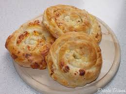 Se pune apa cu sarea la fiert, când apa începe să fiarbă se toarnă în fir subțire făina de mălai, amestecând în continuu. Placinta Cu Branza Sarata Retete Mancare