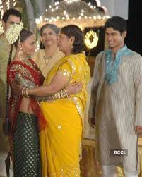 Watch more videos on bollywood hungama. Rakhi Sawant With Manmohan S Mother In A Still From The Tv Show Rakhi Ka Swayamvar Photogallery