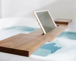 Badewannen tablett badewanne ablage badewannentablett und badewanne badewannenablage 13 beispiele fur moderne badeinrichtung badewannenablage 13 beispiele fur moderne badeinrichtung diy badewannenablage mit kaffee gebeizt fraulein emmama badewannen tablett selbst de bath tray bathtub caddy farmhouse decor bathroom christmas. Ipad Und Tablet Halterung Fur Die Badewanne Trimborn Eich Halterungen Fur Ipad Und Tablet Wohnaccessoires