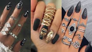 25 Photos To Show You That Black Nail Polish Is Dark Yet Chic Here are some cute winter nail designs between black and silver glitter nails.