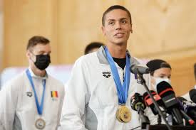 David popovici a luat prin surpindere lumea natatiei cu performante extraordinare realizate la europenele de juniori de la roma. Ce Sacrificii Face David Popovici Romanul Care A Uimit O Lume IntreagÄƒ La Ce OrÄƒ Se TrezeÈ™te È™i Cum AratÄƒ O Zi ObiÈ™nuitÄƒ