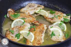 Für die piccata vom huhn auf tomatenspaghetti die enden der zwiebel wegschneiden, halbieren, schälen und in kleine, dünne stifte schneiden. Rezept Hahnchen Piccata Mit Zitrone Und Kapern