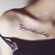Tattoo Schriften Kursiver Schriftzug Unter Dem Schlusselbein Tattoo Schrift Schlusselbein Tattoo Tattoo Handgelenk Innen