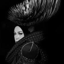 Nah, mari membahas berbagai objek wisata indah yang gambarnya tercantum di uang kertas kita. Photoshoot Melly Goeslaw Yang Artistik Keren Serba Hitam Putih Kapanlagi Com
