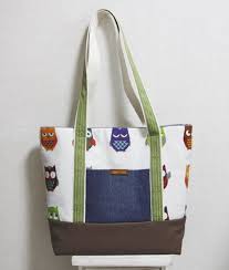 The designer of the featured bag in this diy tote bag tutorial uses a thick cloth fabric. Diy Canvas Tote Bag Diy Tutorial Ideas