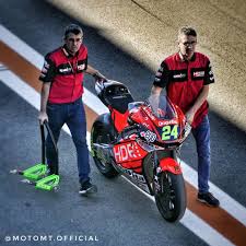 Tap your phone/tablet on right side to race / brake. Italian Rider Simone Corsi S Moto2 Bike Getting Wheeled Into The Pits By Speed Up Racing Engineers At The Fina Fast Bikes Motorcycle Photography Racing