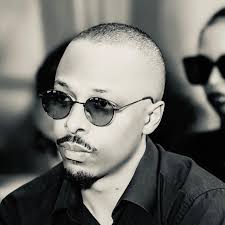 This is the kind of swarm that hums like static and makes you question your  life choices. 🎥: ryguyoconnor and suluk46