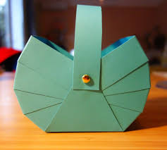 Des œufs à planter pour une déco de pâques écolo. J Avais Repere Ce Type De Panier En Papier Sur Le Web Depuis Un Moment Mais Sans Trou Panier En Papier Panier De Paques Bricolage Panier De Paques Maternelle