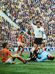Hier wurde er zum „nasl player of the year gewählt, und nach einem jahr los angeles spielte er eine weitere saison für die washington diplomats. The League Magazine On Twitter 1974 World Cup Final Johan Cruyff Has Clattered Into Sepp Maeir Franz Beckenbauer Calls For Help Http T Co Bpjoz6brl5