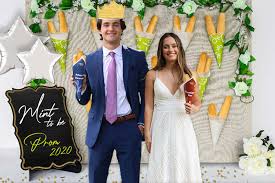 You want festive conversation, but not so many people that the conversations are always split up. Olive Garden Is Making Hilarious Prom Photos For Seniors Who Don T Get To Have One Travel Leisure Travel Leisure