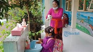 Namun semut di rumah kadang mengganggu, kadang masuk ke kamar dan biasa bergerombol. Https Bali Tribunnews Com 2021 03 05 Pohon Santen Timpa Rumah Warga Di Klungkung 4 Orang Terjebak Dalam Kamar Https Cdn 2 Tstatic Net Bali Foto Bank Images Bpbd Klungkung Saat Evakuasi Pohon Santen Yang Tumbang Jpg Bpbd Klungkung Saat