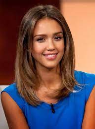Legen sie einfach eine seite haare zurück über das ohr, und lassen sie die andere seite nach unten fallen natürlich. Jessica Alba