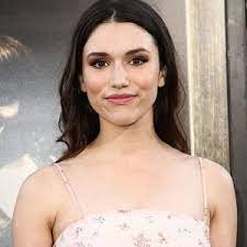 Currently, her total net worth is estimated to be $600,000. Grace Fulton Bio Affair Married Husband Net Worth Ethnicity Salary Age Nationality Height Actress
