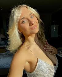 bombshell moment 🫶 special thanks to @styledbytyne for this blonde look, a  truly talented woman who always achieves the hair of my dreams ✨