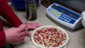 La tiella di gaeta è una pizza rustica composta da due dischi di pasta che avvolgono il ripieno, il quale può variare a seconda dei gusti. La Tiella Di Gaeta Pizzeria Del Porto Youtube