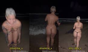 Torinha pelada na praia mostrando seu corpo lindo