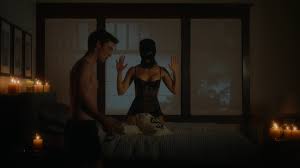 Meredith Garretson sexy - Resident Alien s02e01 (2022)