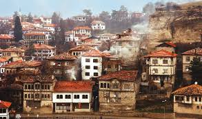 Kapadokya çevresindeki yanardağların patlamasıyla çevreye yayılan lavlar ve tüfler bir süre sonra katılaşıp rüzgarlar ve yağmurlar sonrasında aşınıp günümüzdeki peri bacalarının oluşumunu sağlamıştır. Halkbank Kultur Ve Yasam