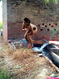 desi girl outdoor bath nude - Sexy photos