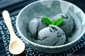 Mochi seringkali dibuat dan dikonsumsi pada saat perayaan tradisional mochitsuki yaitu, perayaan tahu baru jepang. Black Sesame Ice Cream é»'ã´ãã®ã¢ã¤ã¹ã¯ãªã¼ã  Just One Cookbook
