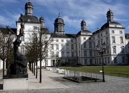 Mit ihren töchtern lou und leni sitzt heidi klum in einem park in santa monica, flicht kränze aus gänseblümchen, buddelt mit den kids im sand und streckt. Heidi Klum Und Tom Kaulitz Mogliche Hochzeitslocation In Klums Heimat Stern De