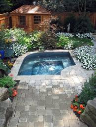 Gartenpool Kleines Schwimmbecken Und Reichliche Bepflanzung Im Kleinen Garten Pool Im Garten Hinterhof Garten Wasserbecken Garten