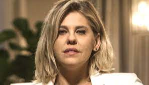 É possível ver que os fios foram repicados e o comprimento do cabelo di… Barbara Paz Adota O Corte Curtinho Da Moda Com Franjinha Desconectada E Loiro Cinza Vix