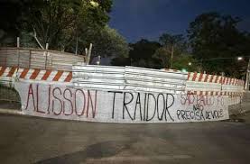Torcida do São Paulo protesta contra Alisson: "Traidor"