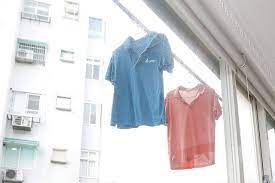 為了降低室內溫度 阿乾在客廳窗外上緣加裝曬衣架 曬衣時如同利用外遮陽 以達到防曬效果 fashion women women s top