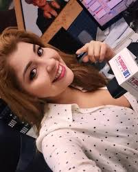 Sharon Salazar les desea feliz...